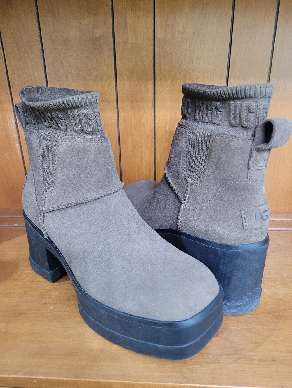 UGG BROOKLYN CHELSEA HICKORY PLATFORM ANKLE BOOTS, WOMEN US 8.5. Super cute!